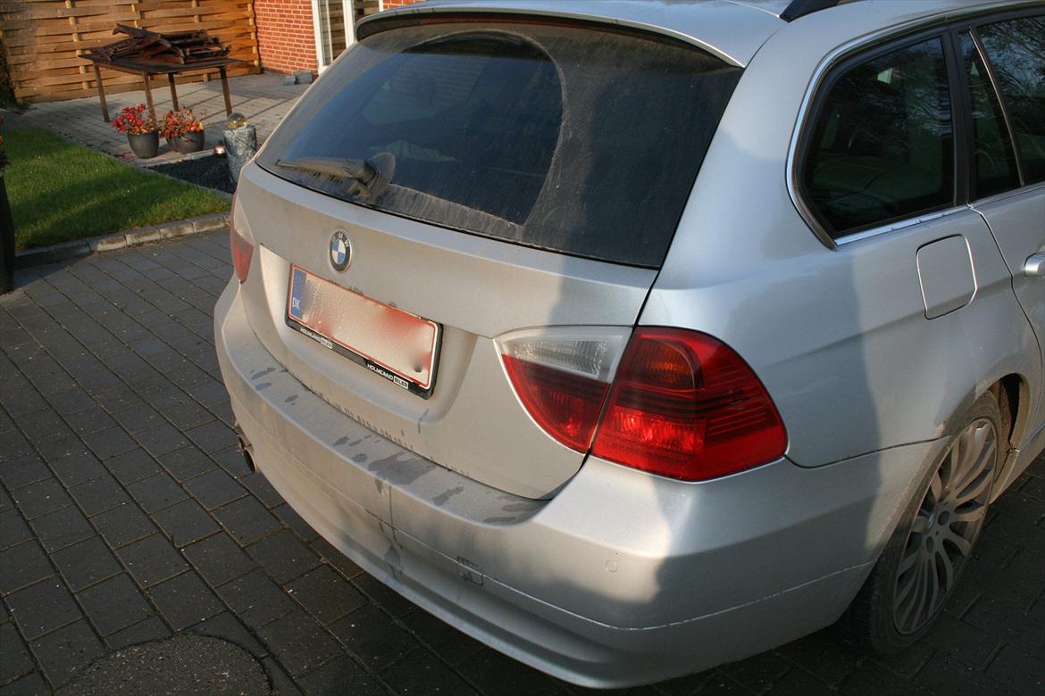 Vinterklargøring - Bagklappe og rude bladret til. Typisk for stationcars pga. den lange bagdel der laver større turbulens bag ved bilen. Stænklapper kan hjælpe på det, men er ikke så fancy billede 2