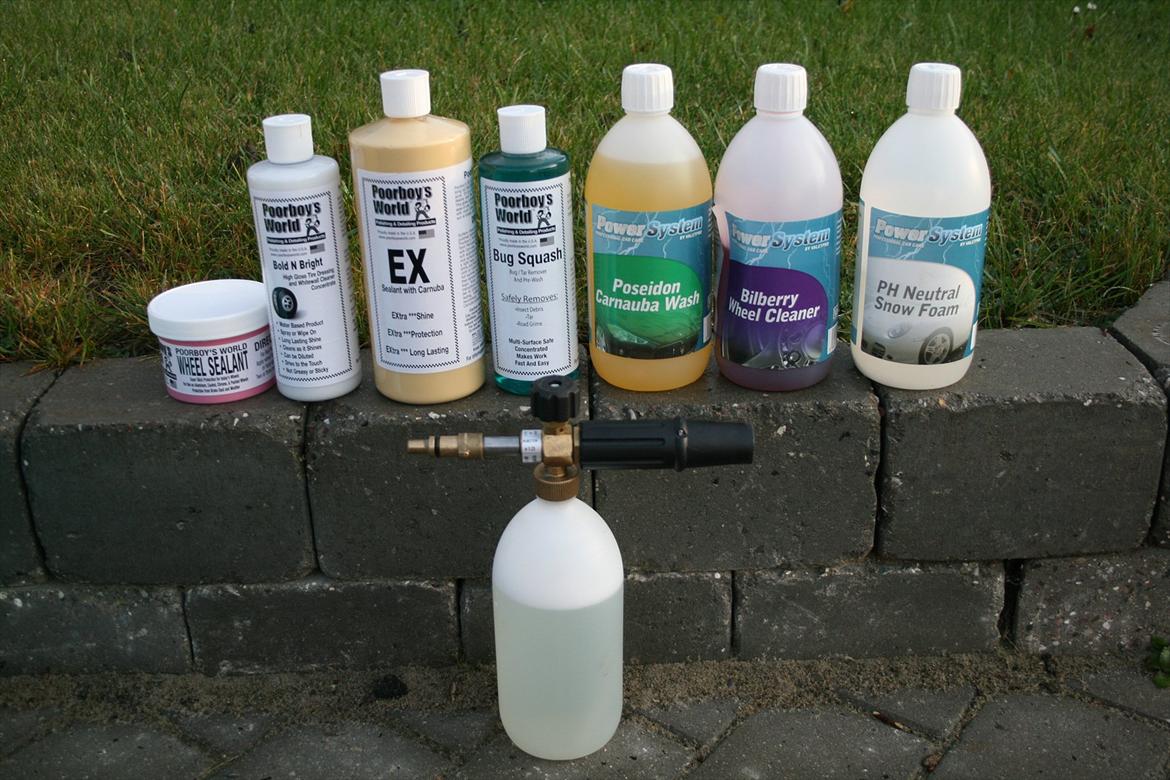 Vinterklargøring - Produkter jeg bruger
Forrest - Foam lance, til iblødlægning af bilen.
Fra venstre mod højre; Fælgvoks, Dækshine, Lakforsegler med Canubavoks, Insektrens, Shampoo med Canuba voks, Fælgrens og til sidst "sneskum" til Foam lance. billede 8