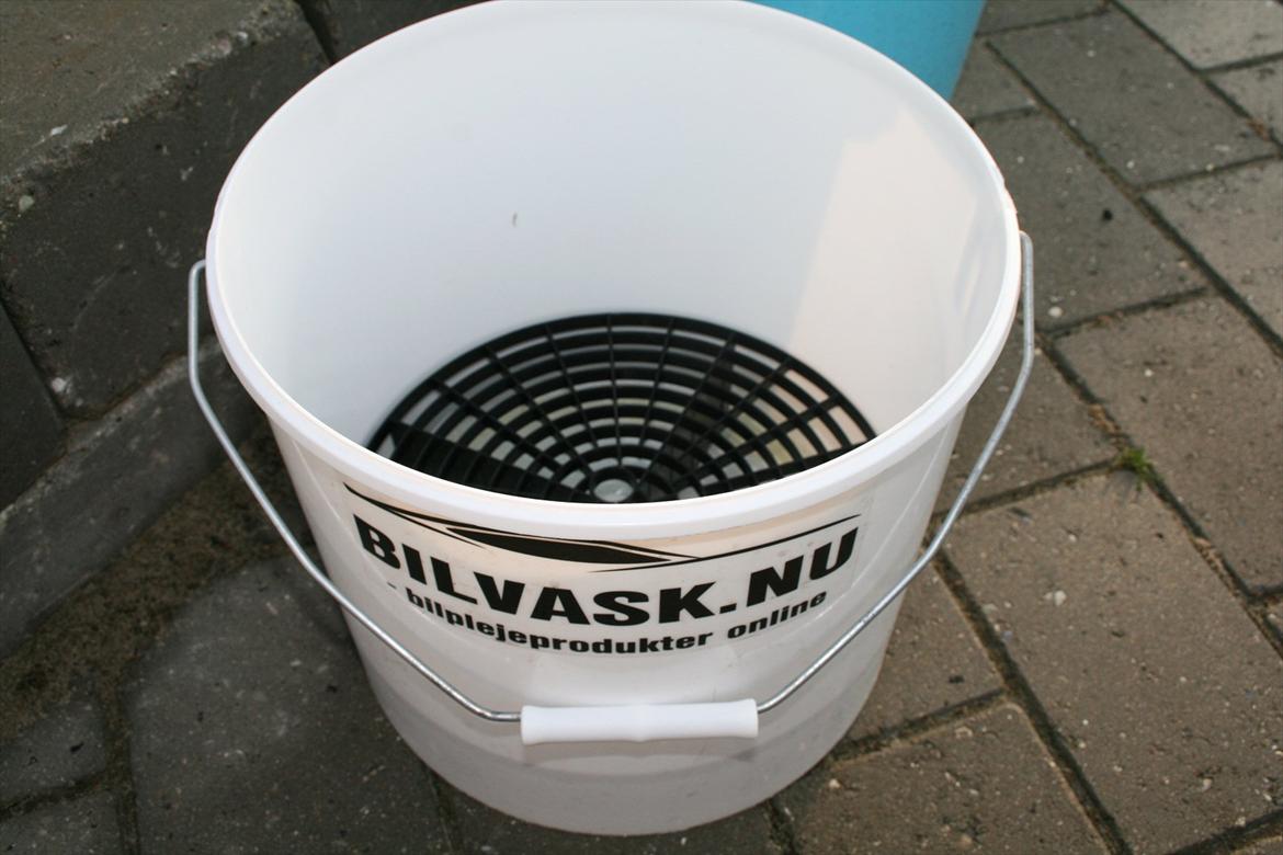 Vinterklargøring - Vaskespand med grid-guard. Sørger for at skidtet bliver i bunden af spanden og ikke hvivles op på handske. billede 9