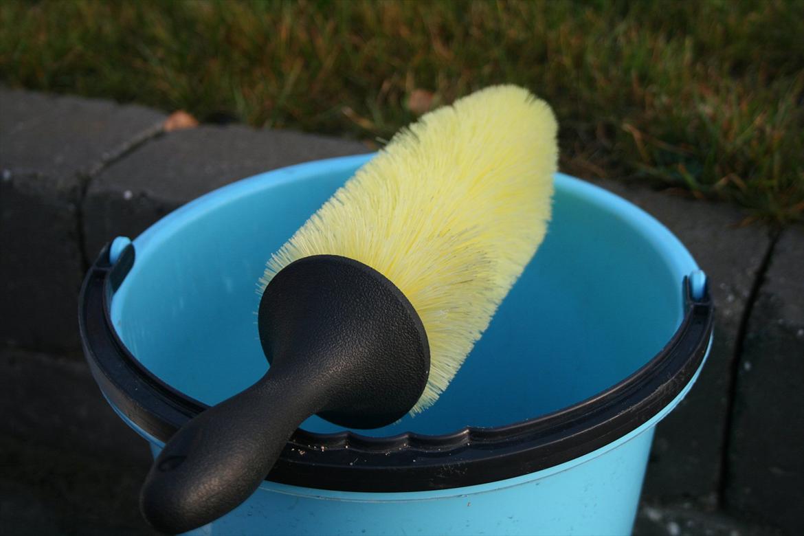 Vinterklargøring - Min ynglings.. Fælgbørste med børster, håndtag og spids i gummie - Ergo, lige meget hvor hård du går til fælgene, så ridser du ikke ! Uundværlig ! billede 10