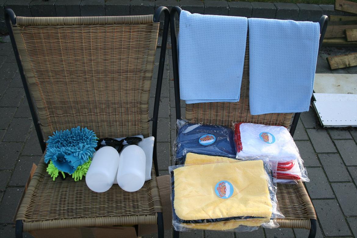 Vinterklargøring - Lidt mere grej. Fra venstre;
Microfiberhandsker til vask - så ridser du ikke bilen !
Dispensere til insekt & fælgrens - og under disse specielle microfiberhåndklæder med lidt grovere vaffelmønster.
Endnu mere microfiber til forskellige formål. Det eneste materiale der må røre min bil !! billede 11