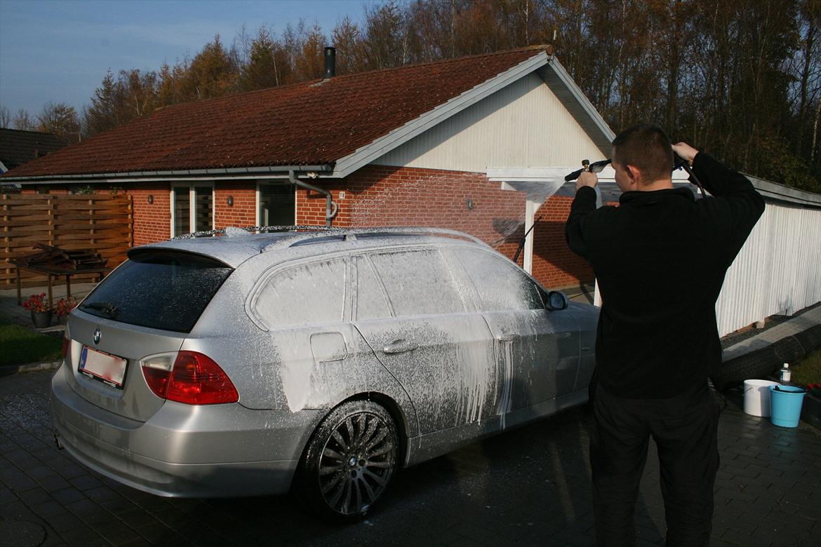 Vinterklargøring - Foam lancen i aktion. Bilen lægges i blød, så alt eftersidden møg efter forvasken opløses. Herefter spules bilen igen over. Herefter vil kun det møg side tilbage som du kun lige knapt skal rører. billede 18