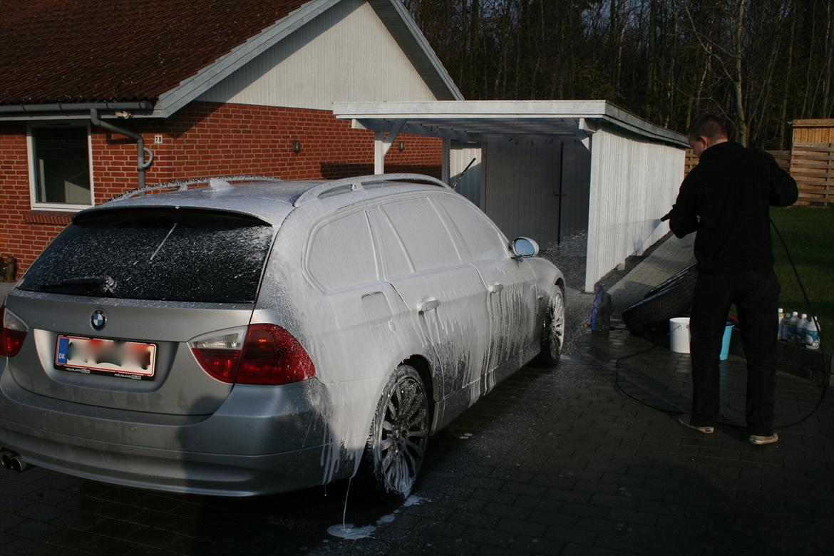 Vinterklargøring - Det var næsten den ene side... Den skal stå i blød i 10 min.. I mellemtiden kan man passende ordne fælgene - eller drikke en øl ;-) billede 20