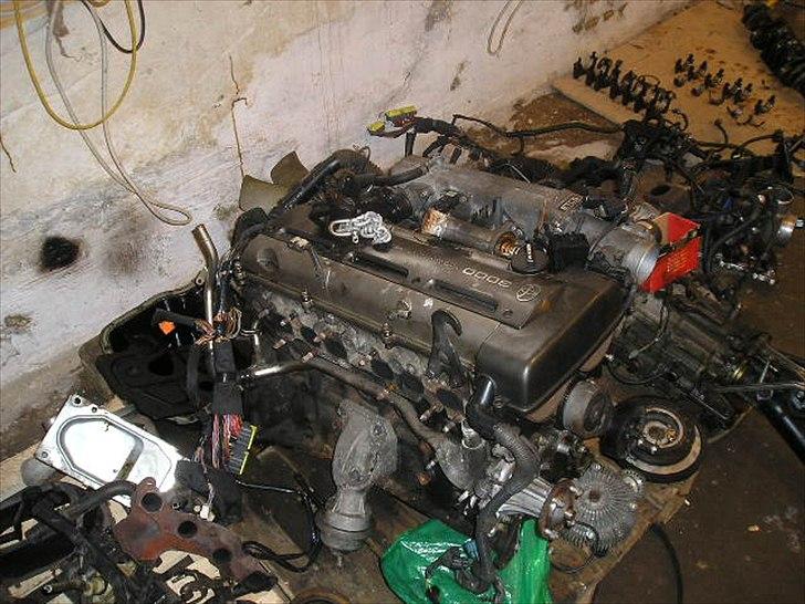 2jzgte renovering - igen et billede af motoren som er klar til adskillelse billede 3