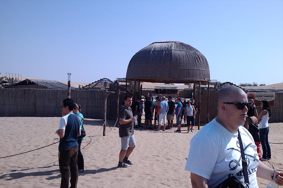 Min Tur til Dubai - Et stop på turen i Ørkenen for at få noget at drikke og strække ben billede 12