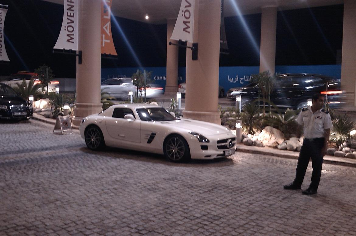 Min Tur til Dubai - En lille SLS ude foran vores hotel billede 27