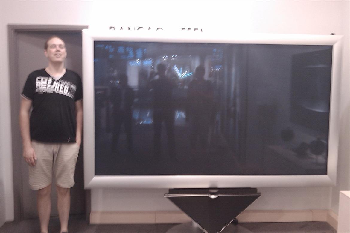 Min Tur til Dubai - min kollega H.C. sammen med B&O's 103" fjernsyn med 3D :) billede 36