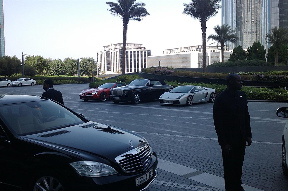 Min Tur til Dubai - Lidt biler udenfor indgangen til Burj Khalifa billede 41