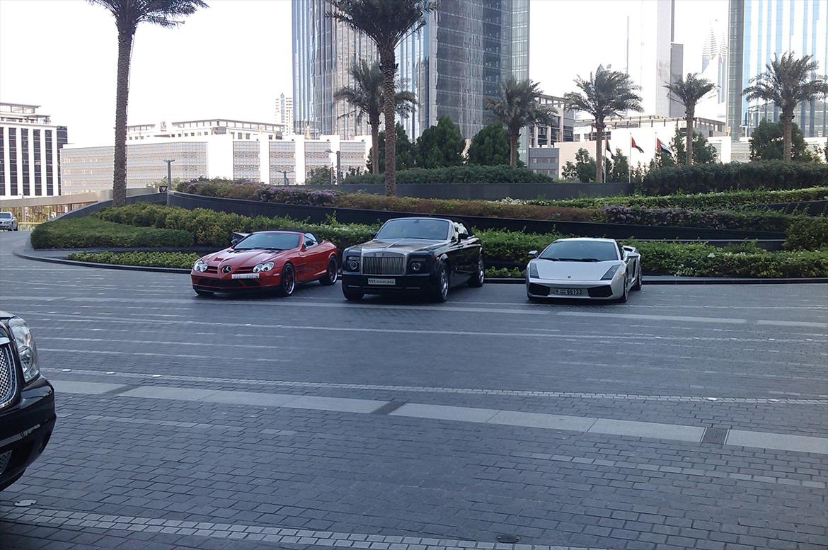 Min Tur til Dubai - Lidt biler udenfor indgangen til Burj Khalifa billede 42