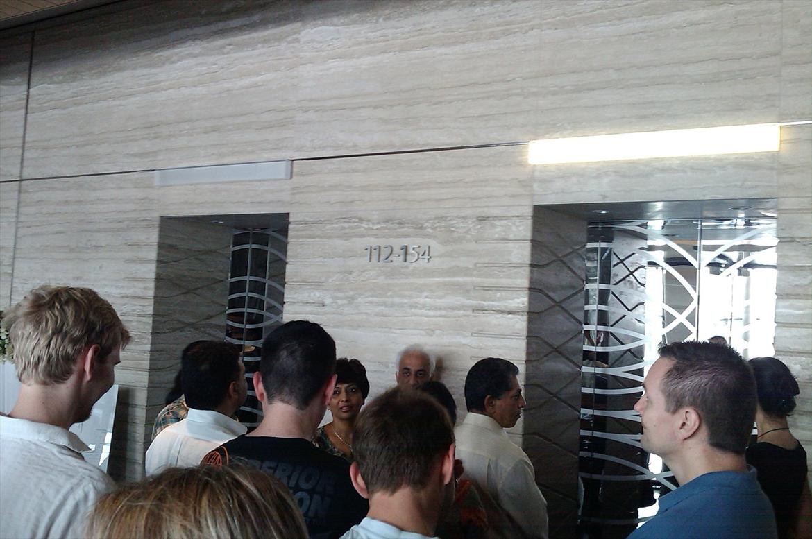 Min Tur til Dubai - Verdens hurtigste elevatorer som vi skulle køre 122 etager op til restaurant Atmosphere hvor vi skulle have frokost. billede 43