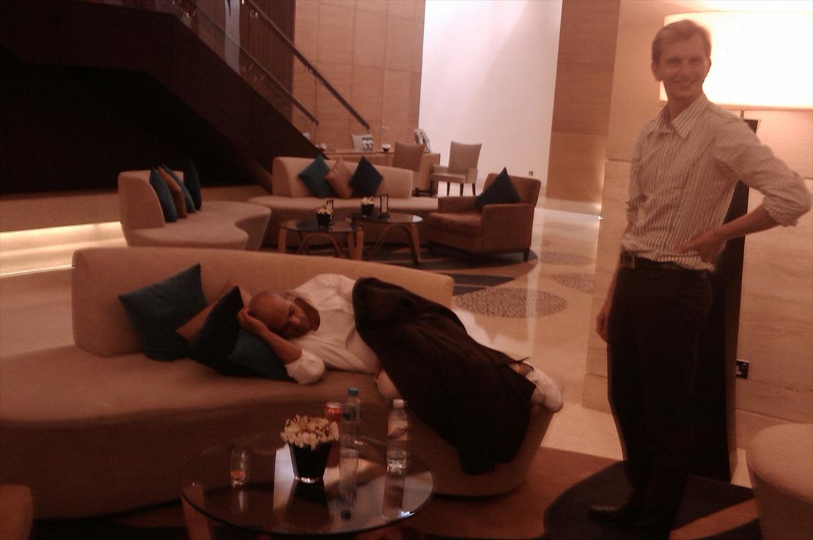 Min Tur til Dubai - Gutten der ligger og sover (i reseptionen af vores hotel) er en Dansker der bor i Dubai der fik os ind på 360 bar som V.I.P.
Det var en hård aften :) billede 67