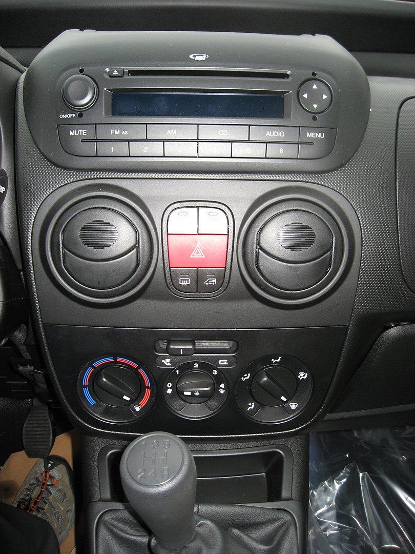 2011 FIAT Fiorino Adventure 1,3 JTD  - Fabriksmonteret radio, air-con og det nye elektroniske "differentiale spær". Desuden er der start/stop som kan slås fra... billede 29