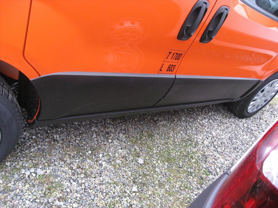 2011 FIAT Fiorino Adventure 1,3 JTD  - Store kraftige fenderlister med sideskørt, giver god kontrast til den orange farve. Farven er valgt for, øget genkendelighed overfor mine kunder... billede 33