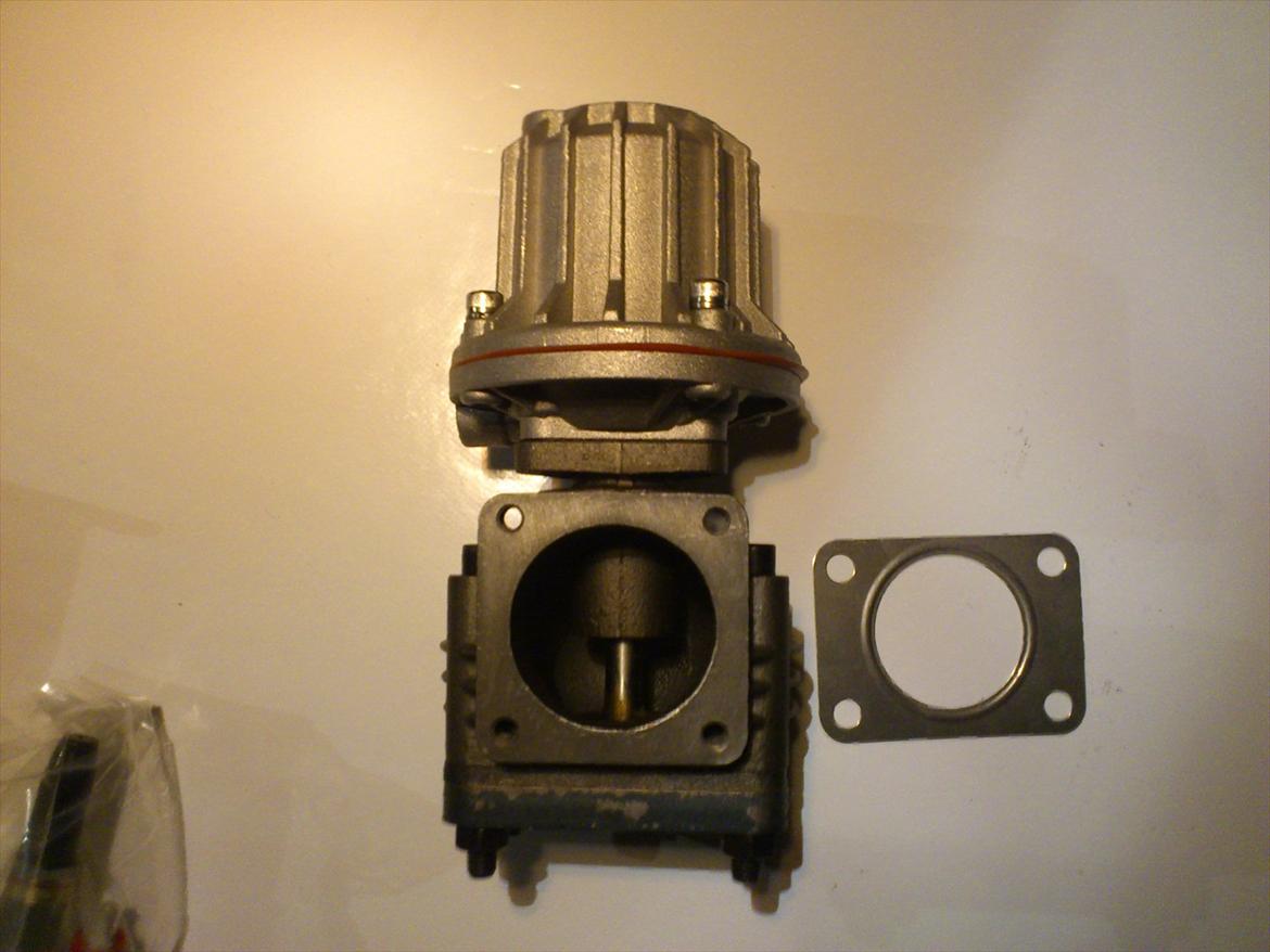 Volvo b230fk 16v turbo 500+hk - noget 50mm hks wastegate, en kopi. så ved ikke helt om den skal på, sys det er et forkert sted at spare. billede 61