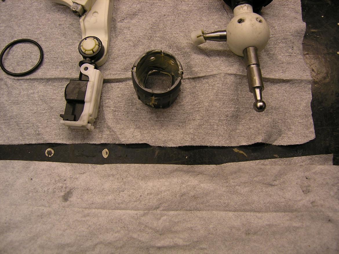 Gearstangsslør - det er den runde bosning hvor stripsene skuppes ind i ikke mellem kule og bøsning men mellem bøsning og konsollen  billede 3