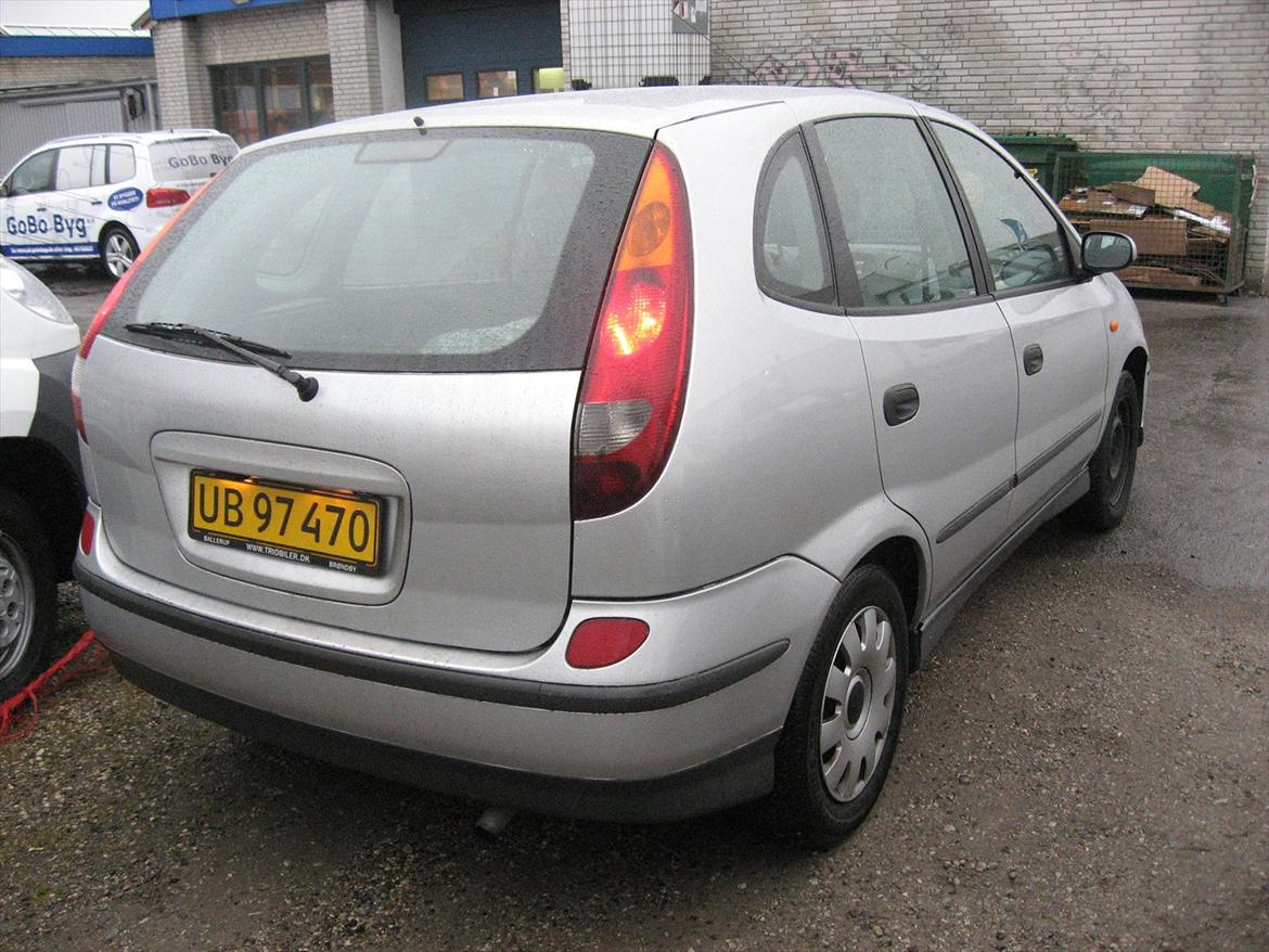 Nissan Almera Tino 2,2 Dci Visia - 25.11.2011 som bilen stod da jeg afleverede den efter seks år.  billede 4