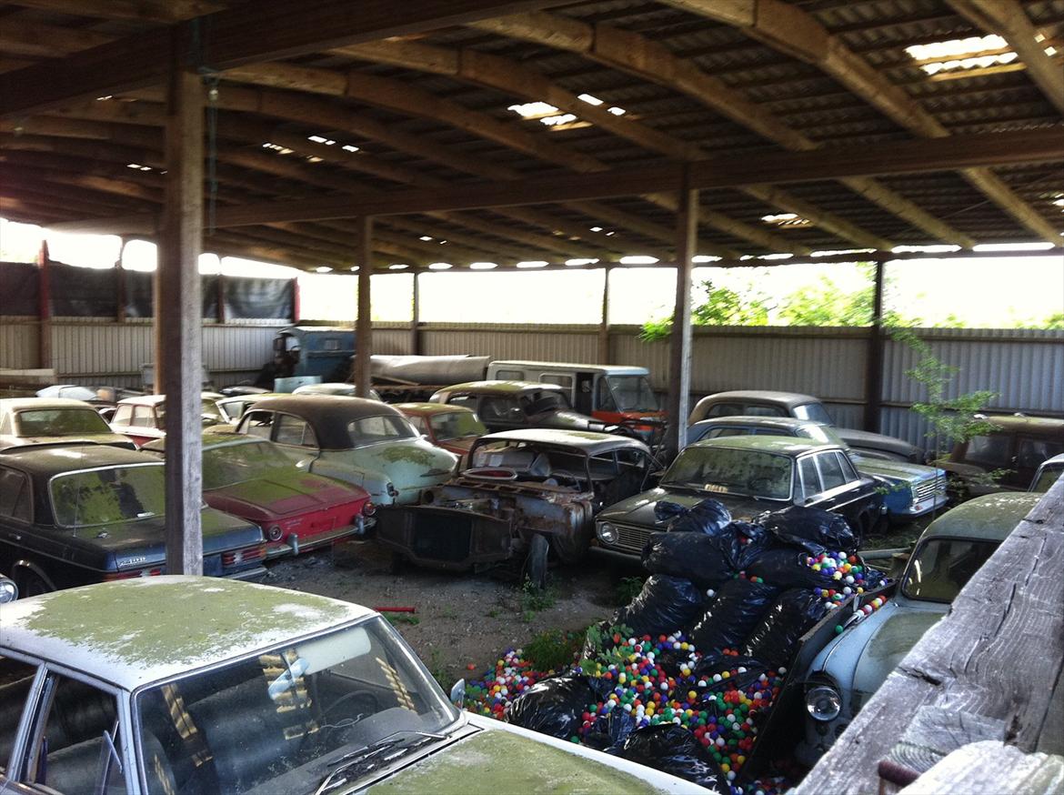 Aalholm Automobil Museum sommer 2011 - I mitdten, den bil uden front er Olsen bandens gamle..... så trist at se... billede 22