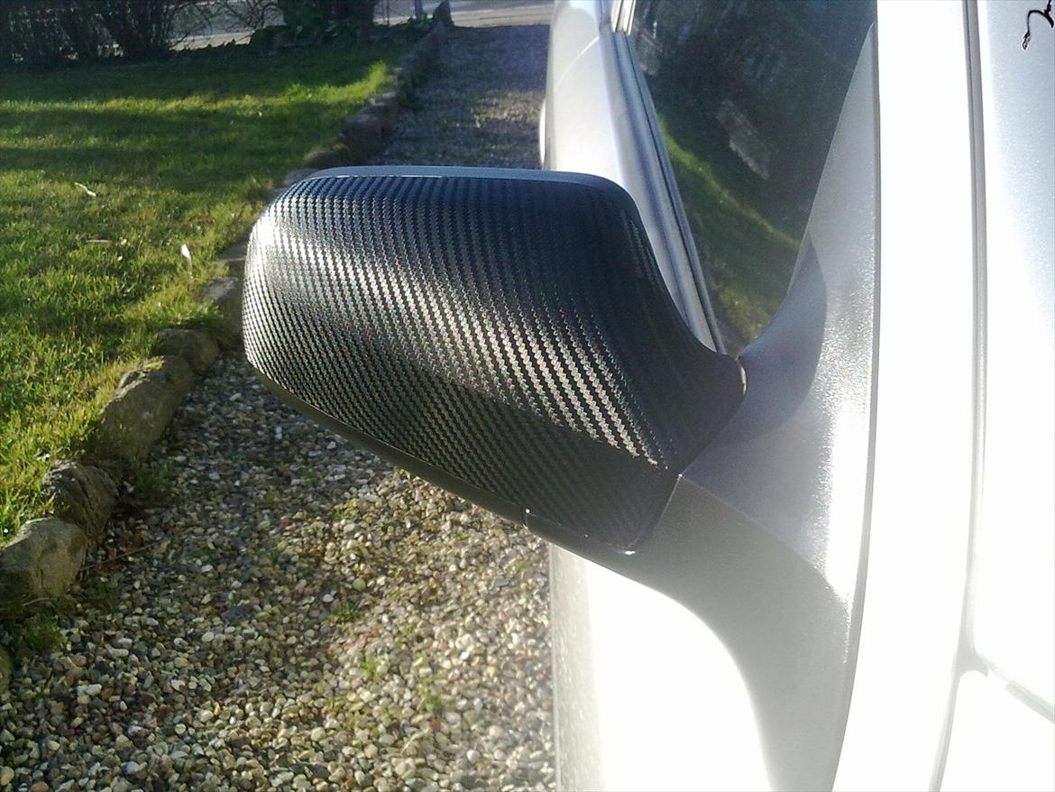 Carbon folie i Astra g - Efter 2 lag silicone som de nærmest sugede til sig skinner de igen:) Må finde nogle produkter som kan holde dem fine..  billede 13