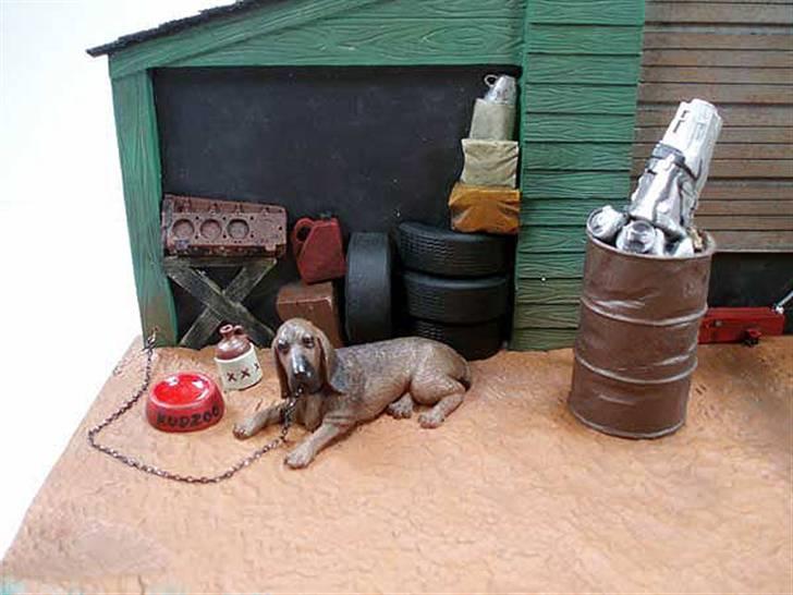 MODEL BILER i størrelse 1:43-1:24 og 1:18  - GMP Diecast Dioramma ( Pork Chop Garage )...

En af detaljerne, som høre med til dioramma'et, Pork Chop hunden passer på :-) billede 35