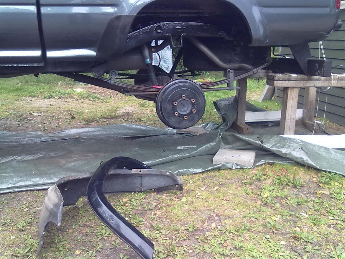 Rustarbejde, omlakering og undervognsbehandling - Montering af inderskærme, skærmforøgerer, pyntelister emblemer og trinbrædder efter den er kommet tilbage fra maler. billede 24