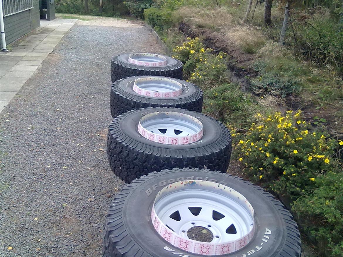 Rustarbejde, omlakering og undervognsbehandling - Slibning og grunding af fælge inden de males samme farve som bilen. billede 25