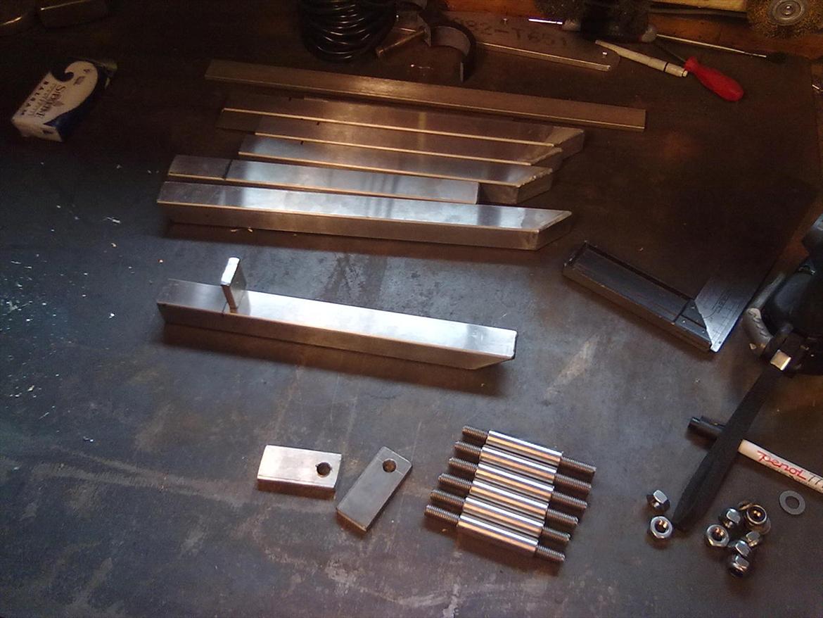 Rustarbejde, omlakering og undervognsbehandling - Fremstilling af rustfri beslag til trinbrædderne. Boltet igennem vangerne. billede 29