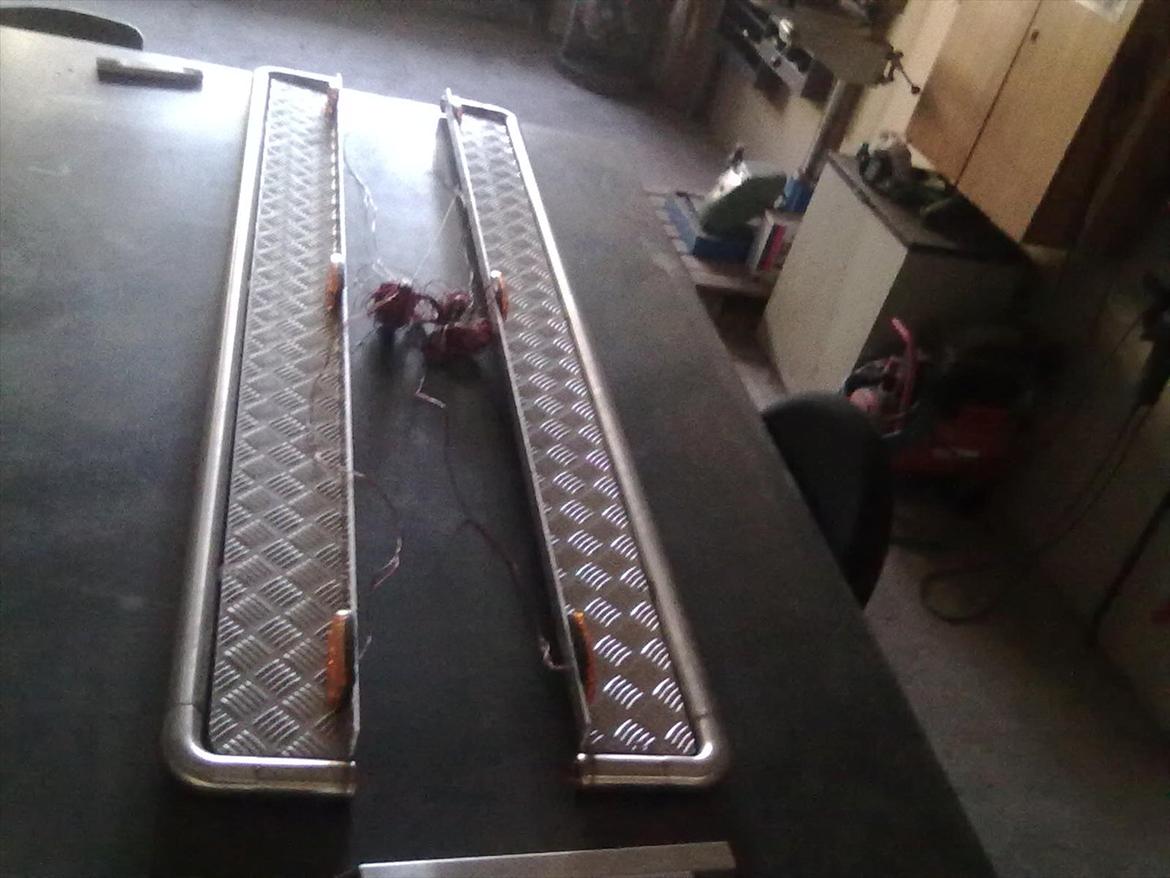 Rustarbejde, omlakering og undervognsbehandling - Rør mangler at blive fuldsvejst med bagggas, og der mangler rustfrie rør til ledningerne. billede 36