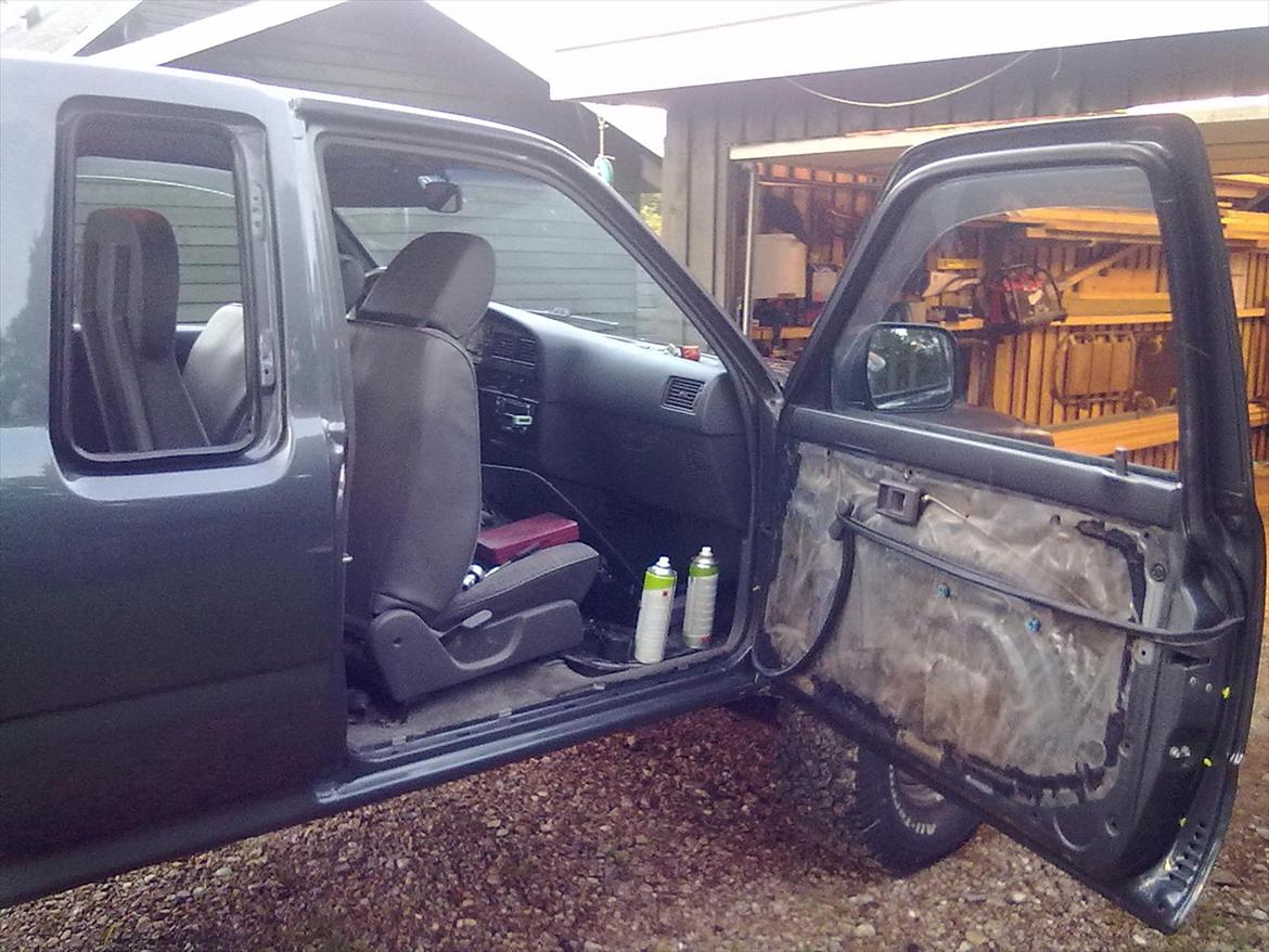 Rustarbejde, omlakering og undervognsbehandling - Montering af ruder og dør efter den har været til maler. billede 40