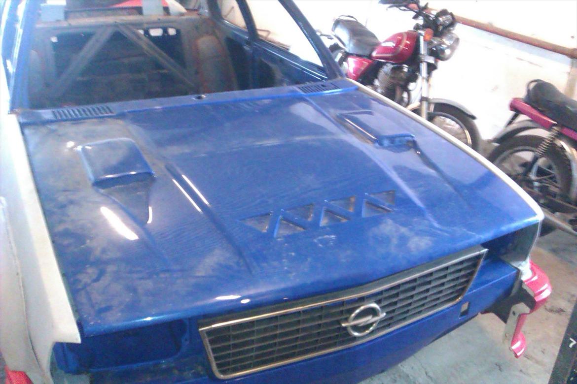 Mit Opel Ascona B 400 projekt - Glasfiber motor hjelm billede 14