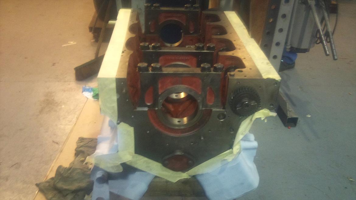 Lidt fra mit arbejde som skibsmontør - MVM motor igen med bunden i vejret. Står på en EU palle, så det er en sød lille motor. 
Dækket af med tape, da den har fået grundmaling :P billede 12