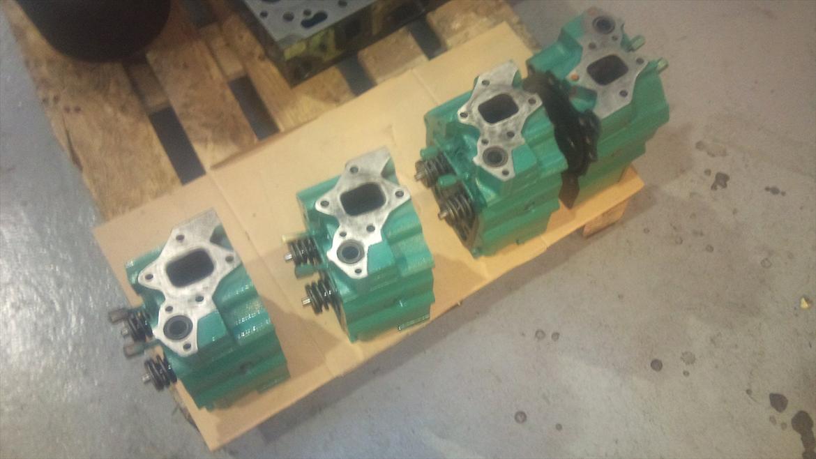 Lidt fra mit arbejde som skibsmontør - Topstykker til MVM motoren, små søde nogen :P billede 11