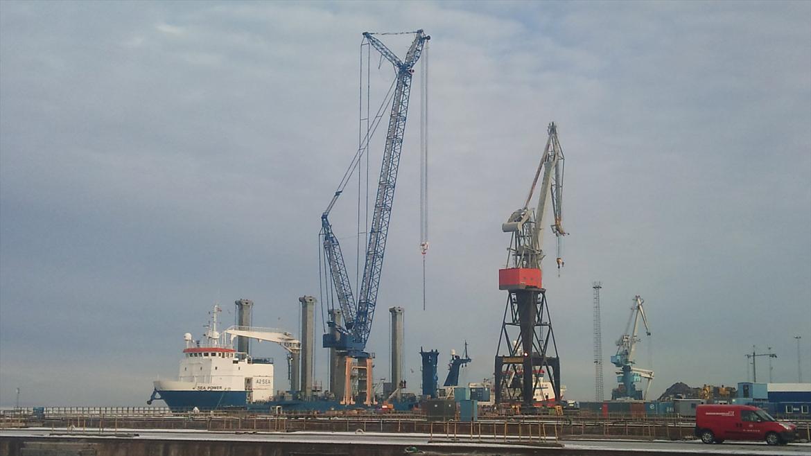 Lidt fra mit arbejde som skibsmontør - A2Sea vindmølleskib. Den blå kran er FASTMONTERET på det blå og hvide skib. Syntes det så vildt ud, og troede ikke på det, før jeg hørte at den kan lægges ned :P billede 10