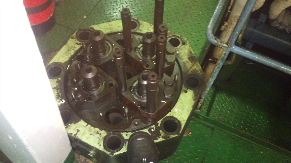 Lidt fra mit arbejde som skibsmontør - Topstykke til Pielstick, uden ventiler, vippetøj og noget som helst. Min str. 44 for at sammenligne størrelse :P billede 7