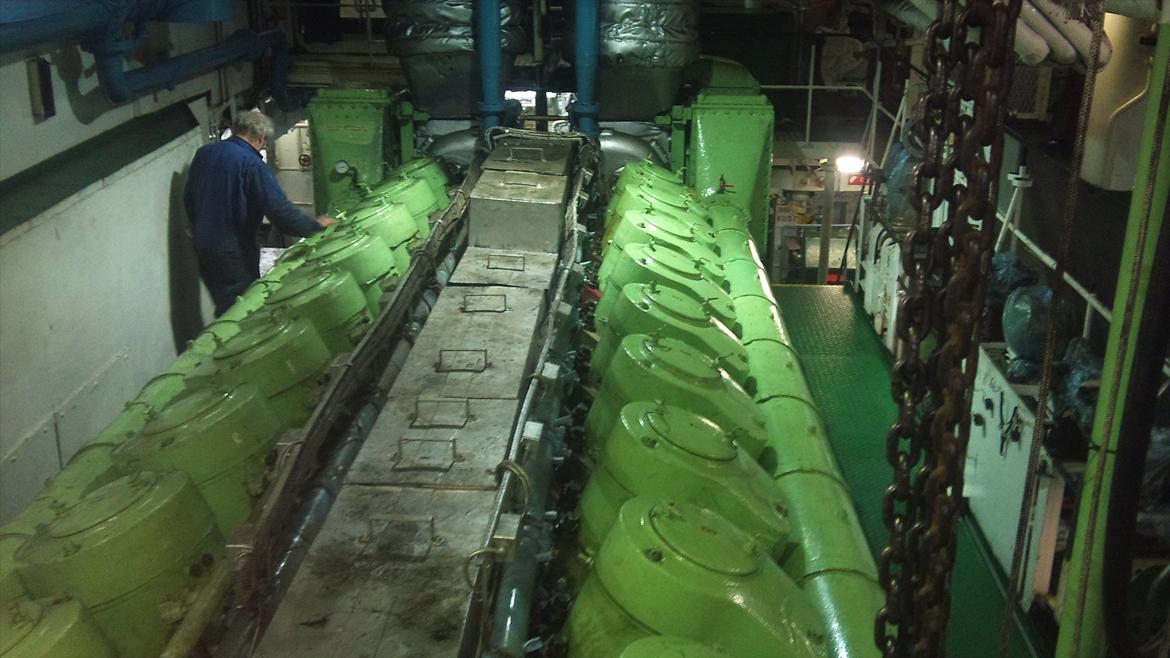 Lidt fra mit arbejde som skibsmontør - Igen, Pielstick motor. Denne gang med en mand ved siden af, så man kan sammenligne størrelse. Og nej, han er ikke dværg :P billede 5