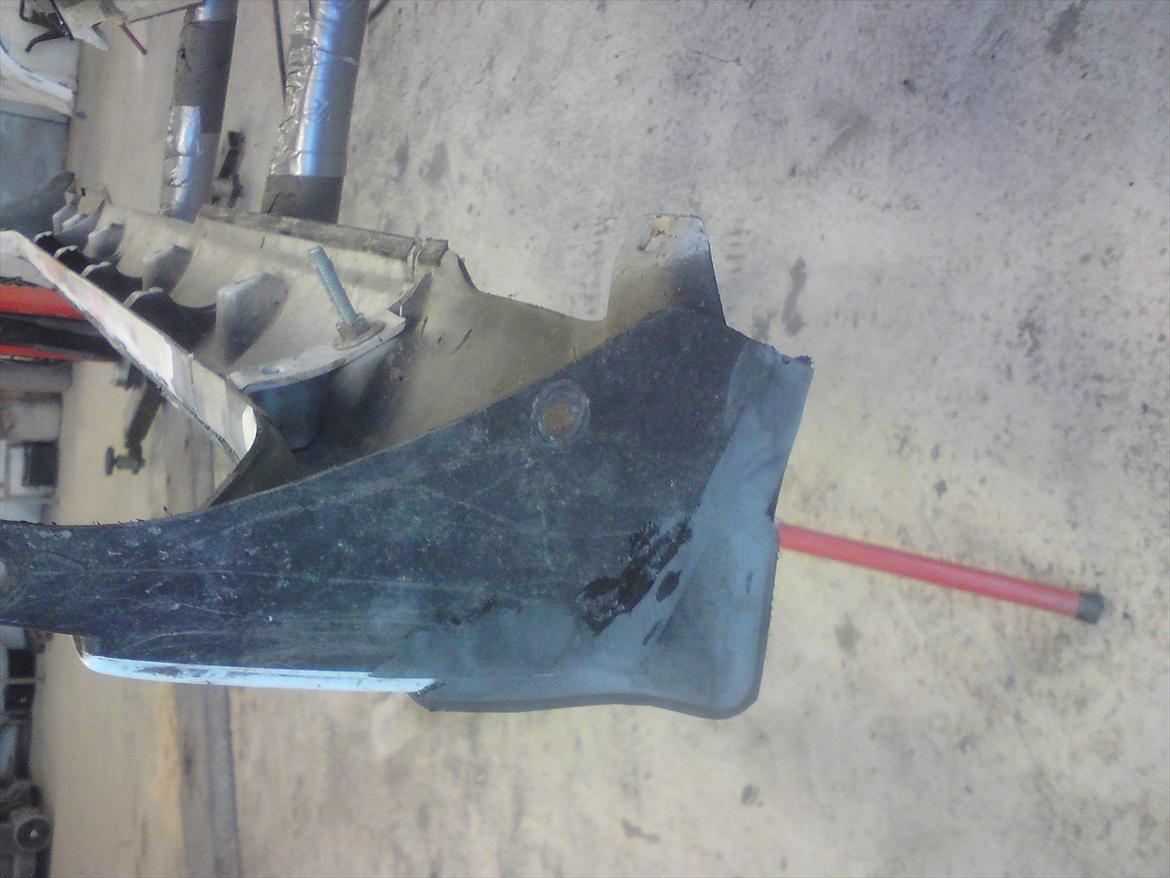 Mit hjemmelavet skørtesæt.. - Lim slebet af og klar til grovspartling, og det nye endestykker.. billede 5