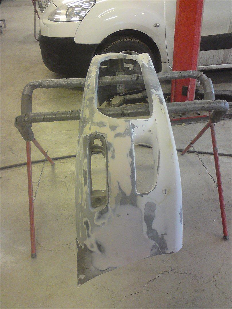 Mit hjemmelavet skørtesæt.. - Frontskørtet klar til en grovspartling mere.. billede 6