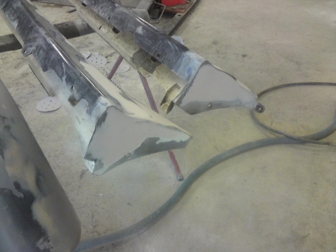 Mit hjemmelavet skørtesæt.. - Sideskørterne slebet ned igen, og klar til en gang finspartling.. billede 31