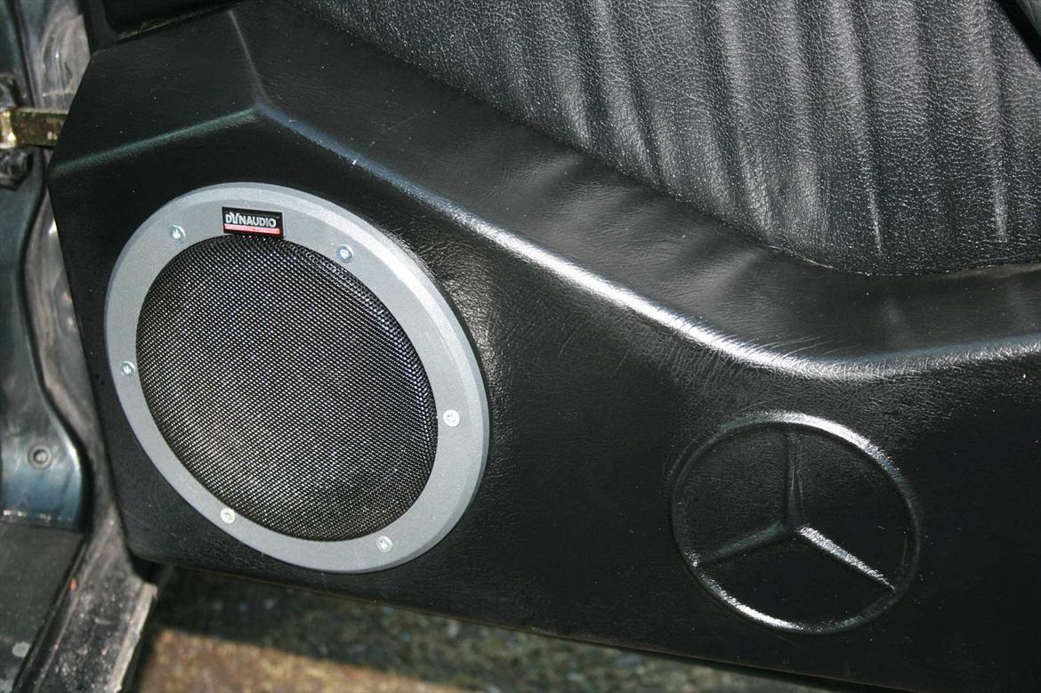 HiFi 3D Fræsning Af Dør Kabinetter +++ - 18.
Det færdige resultat af dørsiderne med læder på og Bas-Mellemtonen.  billede 18