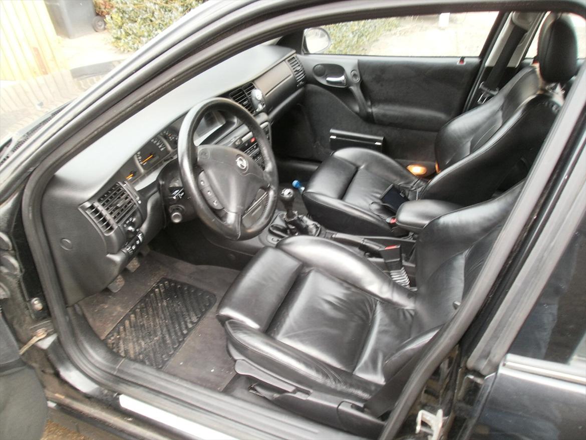 VECTRA B V6 RENOVERING/TUNING/STYLING - første projekt,montering af komplet læderstue fra i500, med i500 midterkonsol og facelift sportsrat  billede 5