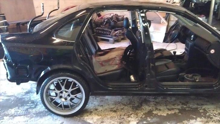 VECTRA B V6 RENOVERING/TUNING/STYLING - bilen adskilles,for at få skiftet alle 4 døre,forskærme,få lavet skærmkanterbag og trukket dem ud samtidig,derudover skal der svejses øjenskygge i hjelmen og skærmene, bilen hellakeres efterfølgende,samt få monteret div nyt gejl billede 11