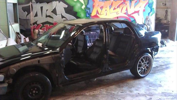 VECTRA B V6 RENOVERING/TUNING/STYLING - bilen adskilles,for at få skiftet alle 4 døre,forskærme,få lavet skærmkanterbag og trukket dem ud samtidig,derudover skal der svejses øjenskygge i hjelmen og skærmene, bilen hellakeres efterfølgende,samt få monteret div nyt gejl billede 12