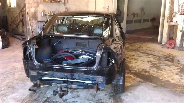 VECTRA B V6 RENOVERING/TUNING/STYLING - bilen adskilles,for at få skiftet alle 4 døre,forskærme,få lavet skærmkanterbag og trukket dem ud samtidig,derudover skal der svejses øjenskygge i hjelmen og skærmene, bilen hellakeres efterfølgende,samt få monteret div nyt gejl billede 13