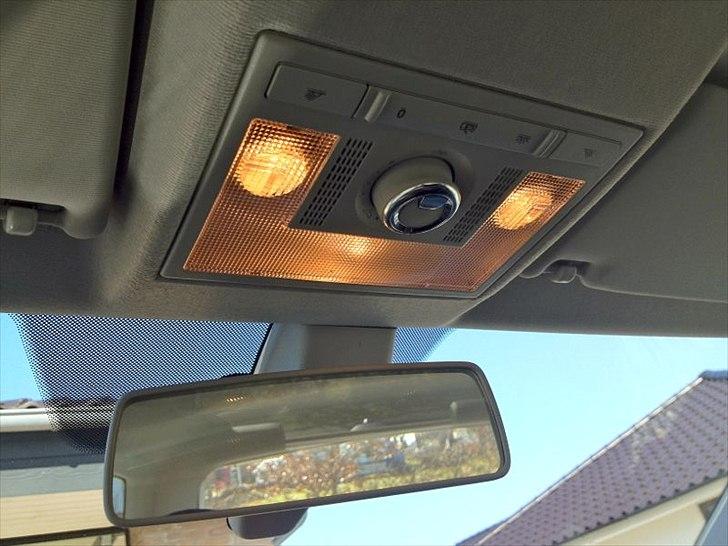 Volkswagen UP, Less is More - Den store knap i midten er til at åbne/lukke panoramasoltaget med   billede 6