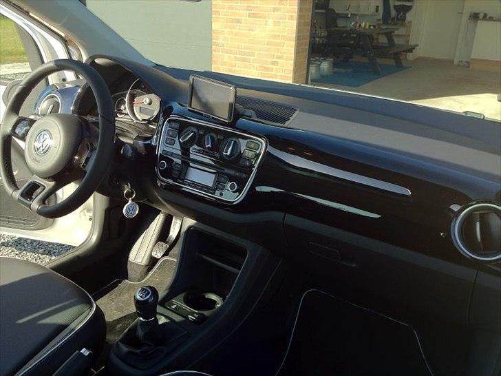 Volkswagen UP, Less is More - Blanksort instrumentbord billede 12
