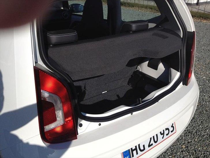 Volkswagen UP, Less is More - Masser af plads til luftundervognrn billede 16