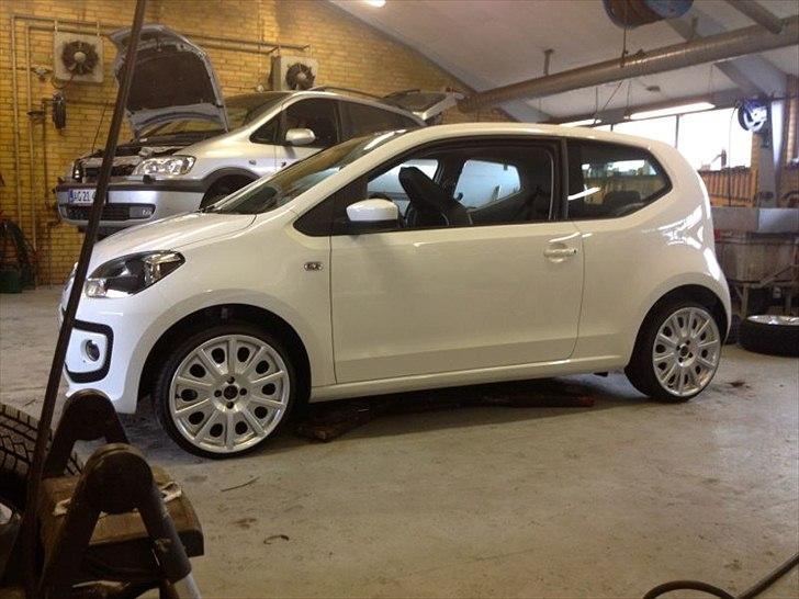 Volkswagen UP, Less is More - Monteret med 8x17 ET35 billede 27