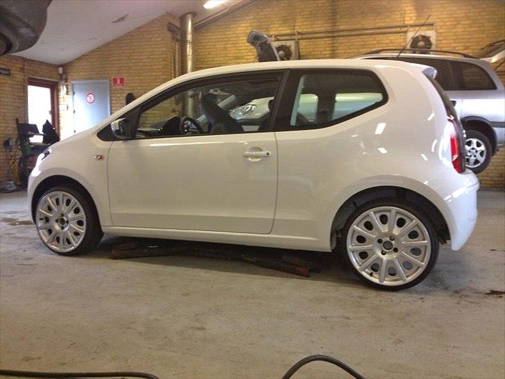 Volkswagen UP, Less is More - Monteret med 8x17 ET35 billede 2