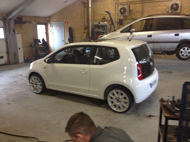 Volkswagen UP, Less is More - Monteret med 8x17 ET35 billede 28