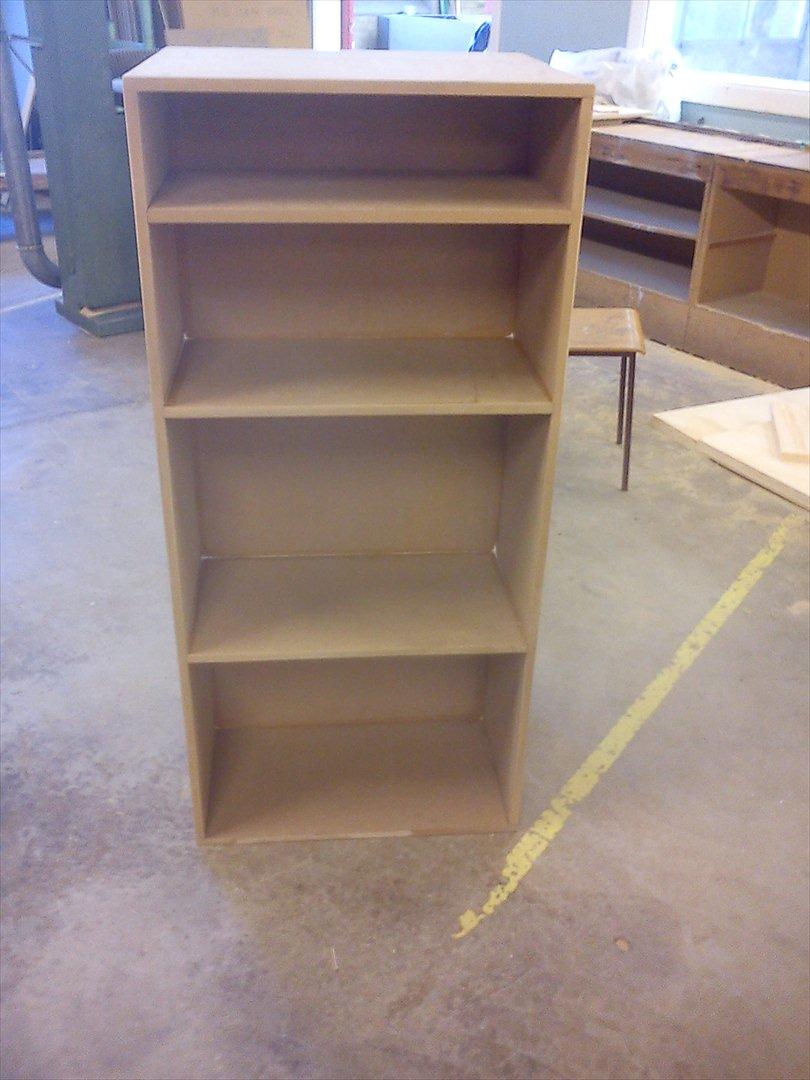 Festivals Kasse Anno 2012 - Forfra 
Øverst : Autoradio
2 Hylde : Højtalere
3 Hylde : Køleskab / håber på :D
Bunden : Subwoofer billede 2