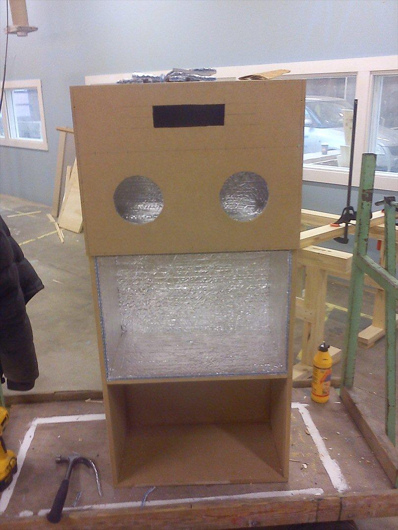 Festivals Kasse Anno 2012 - har lavet plads til de forskellige ting,
På 3 hylde er der lagt Aluthermo i som er reflekterende og svare til ca 200 mm isolering
 billede 3